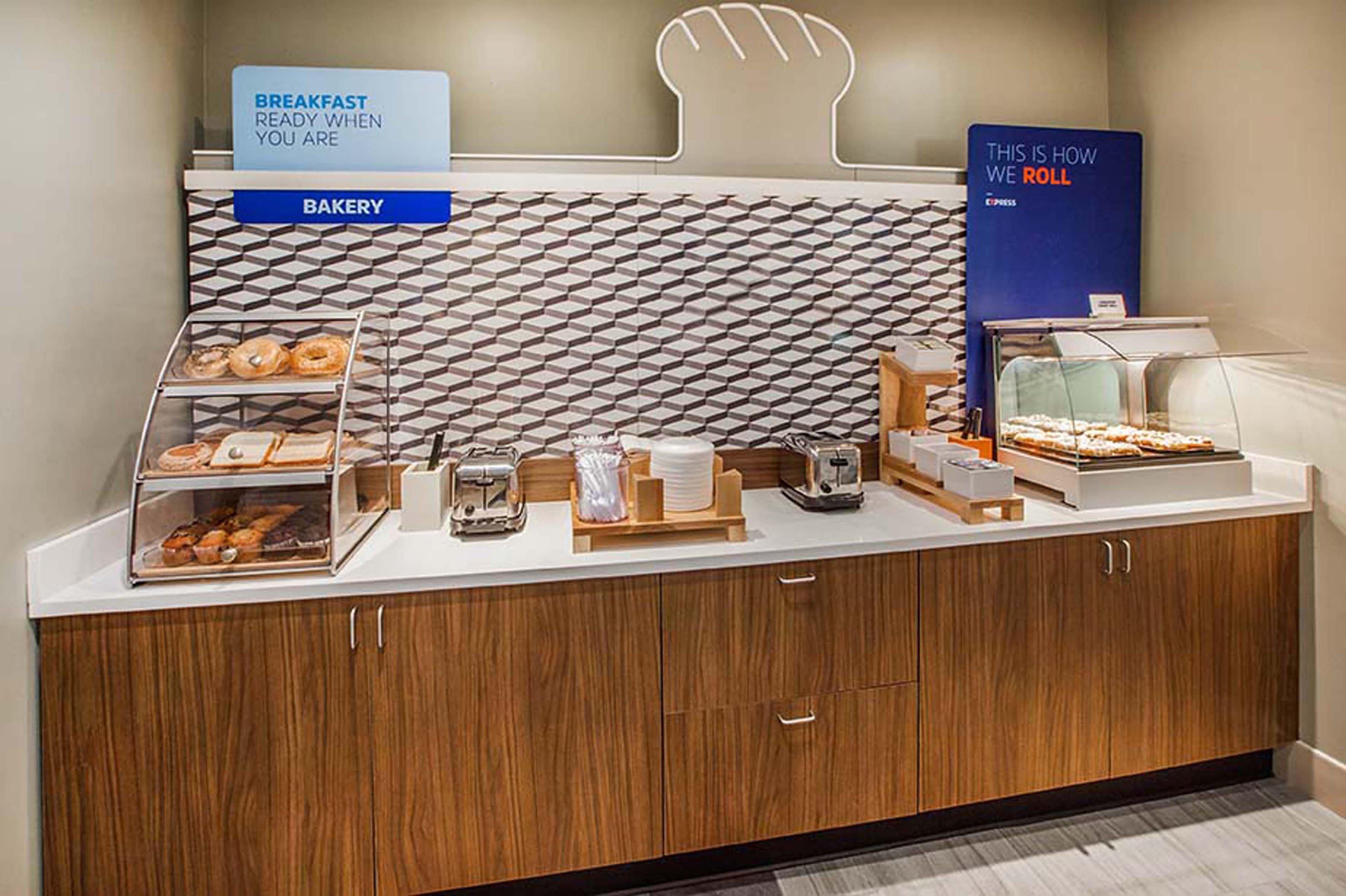 Holiday Inn Express & Suites Omaha - Millard Area By Ihg Bagian luar foto